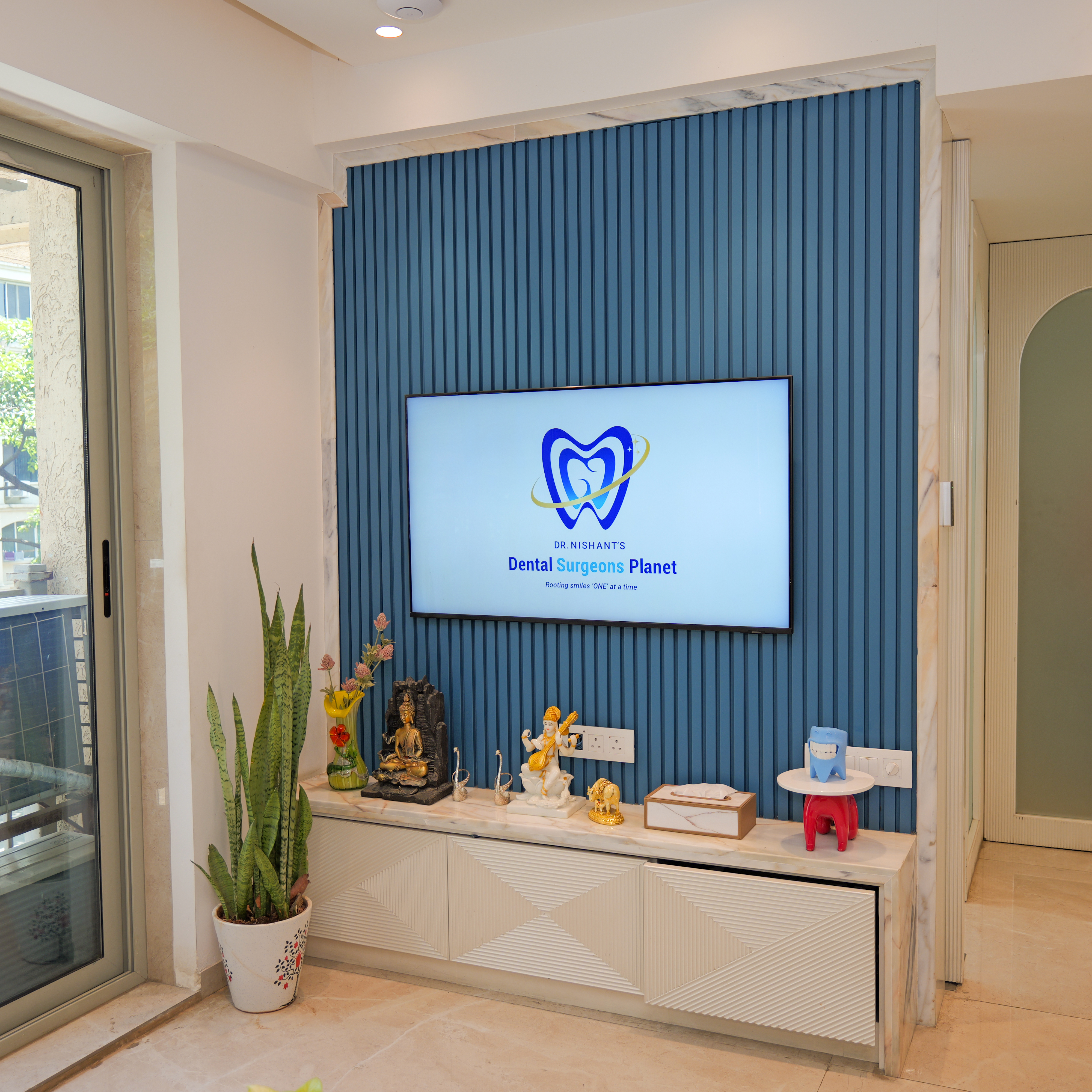 Modern dental treatment room in Powai Mumbai clinic with advanced dental equipment